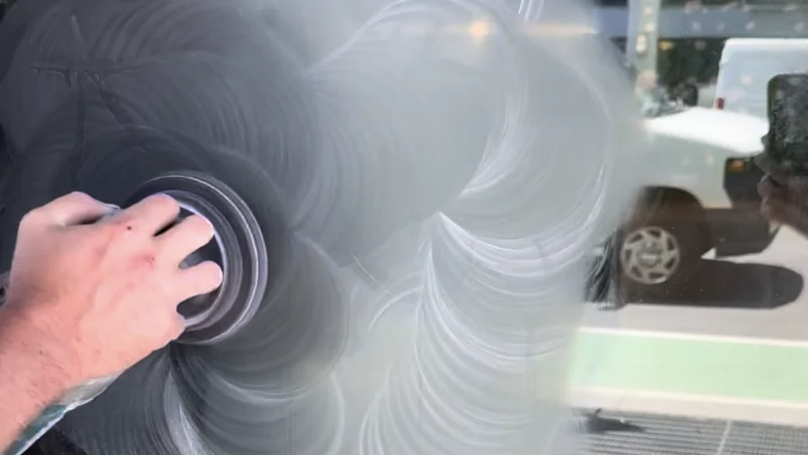 Vista cercana de pulido correctivo sobre vidrio marcado.